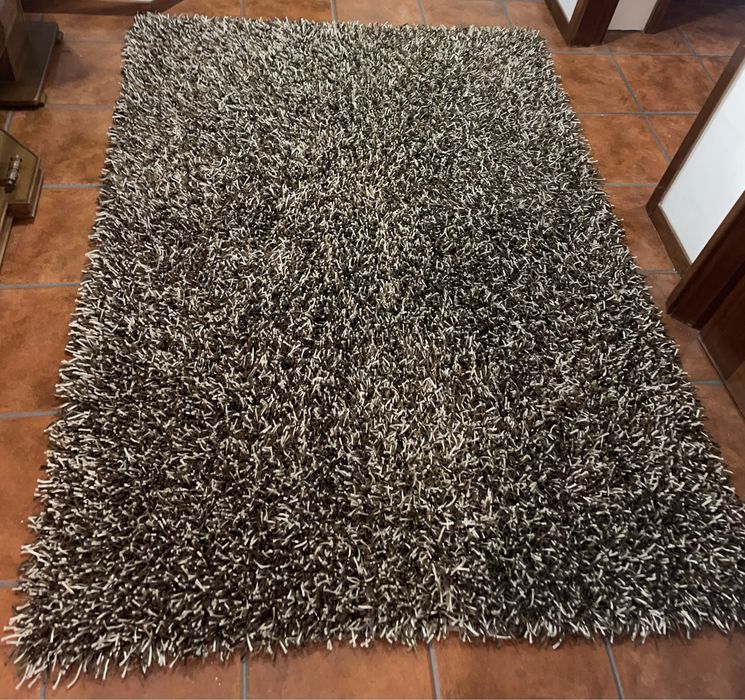 Carpete com tons castanhos