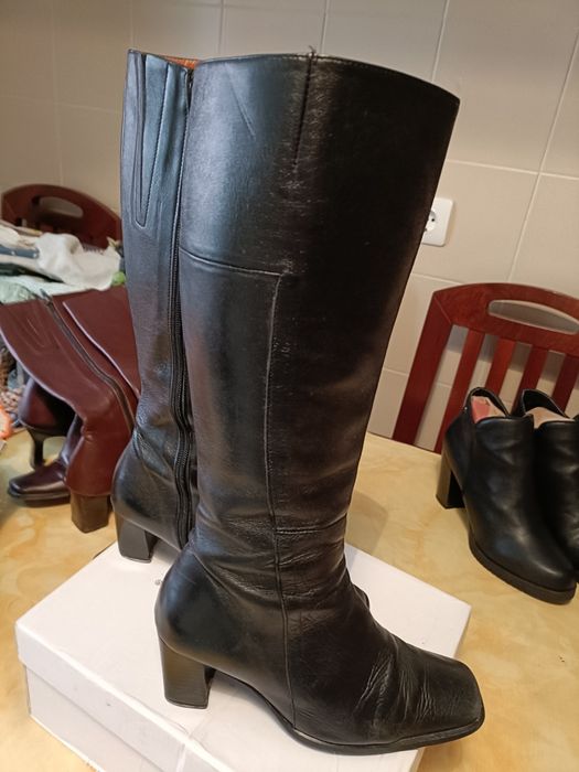 Bota preta pele cano alto 10€