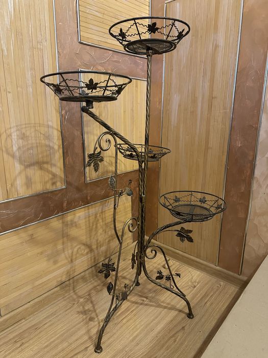 Кована підставка для вазонів