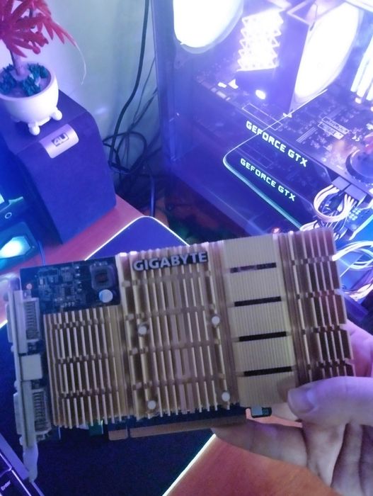 відеокарта ATI Radeon™ HD 2600 Pro( робоча)