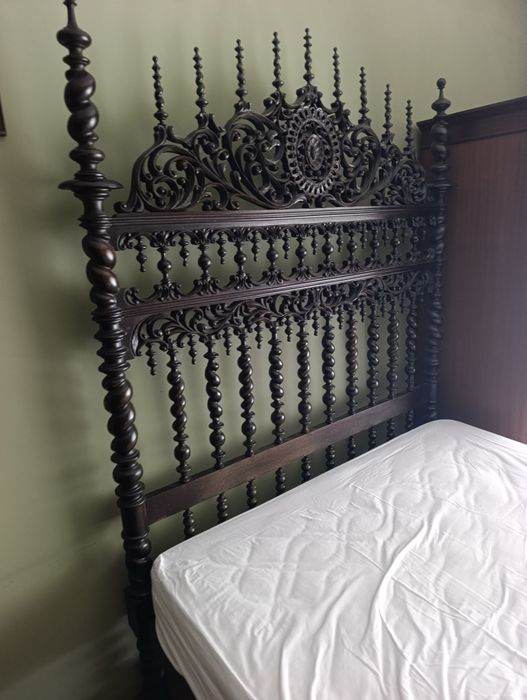 Co junto quarto: cama, 2 mesinhas, 1 cadeira e 1 cómoda