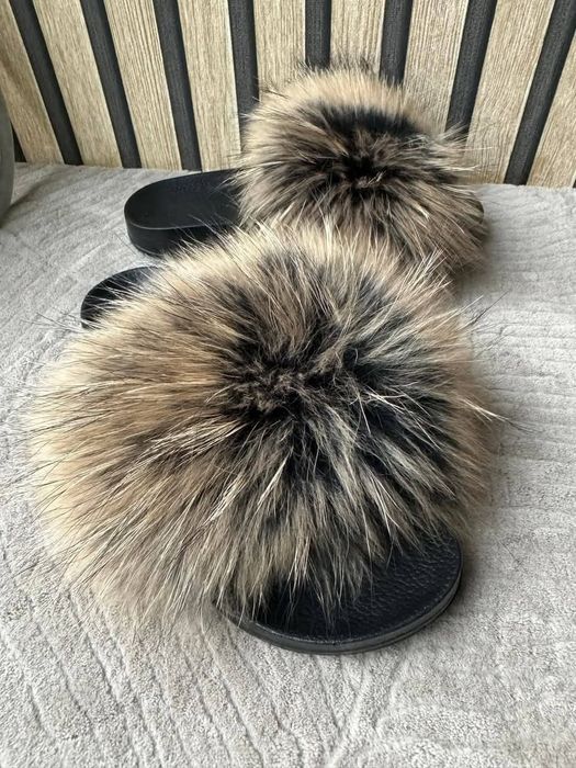 Piękne klapki z naturalnym futerkiem jenot czarne