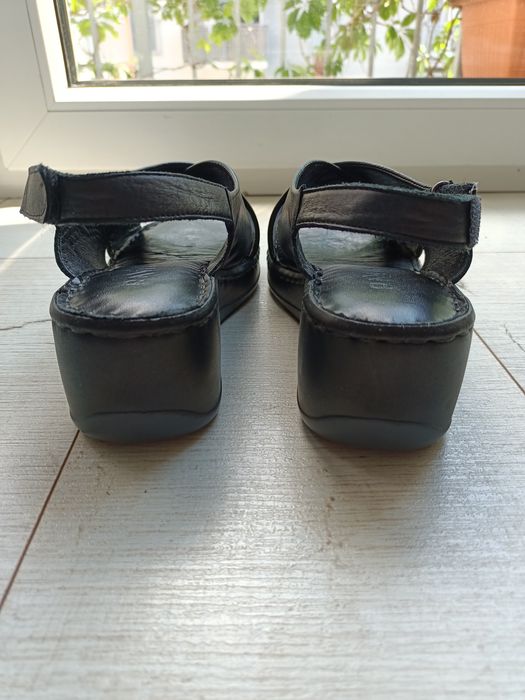 Skórzane sandały na koturnie czarne rozmiar 38