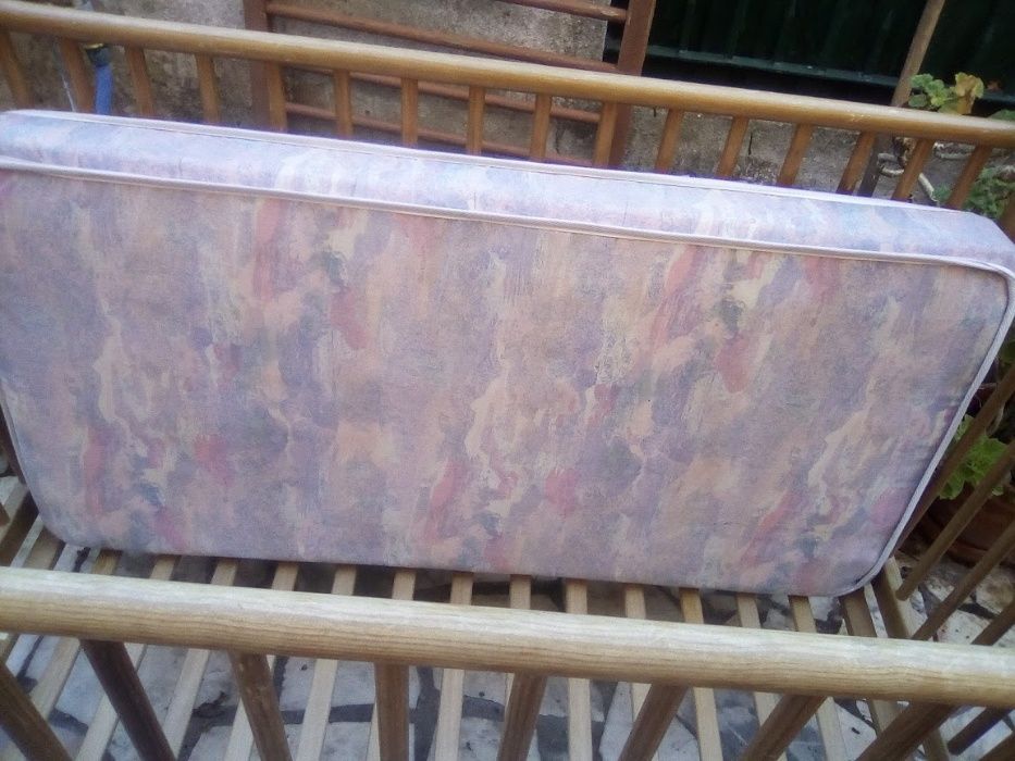 Cama de Bebé de Madeira e Colchão