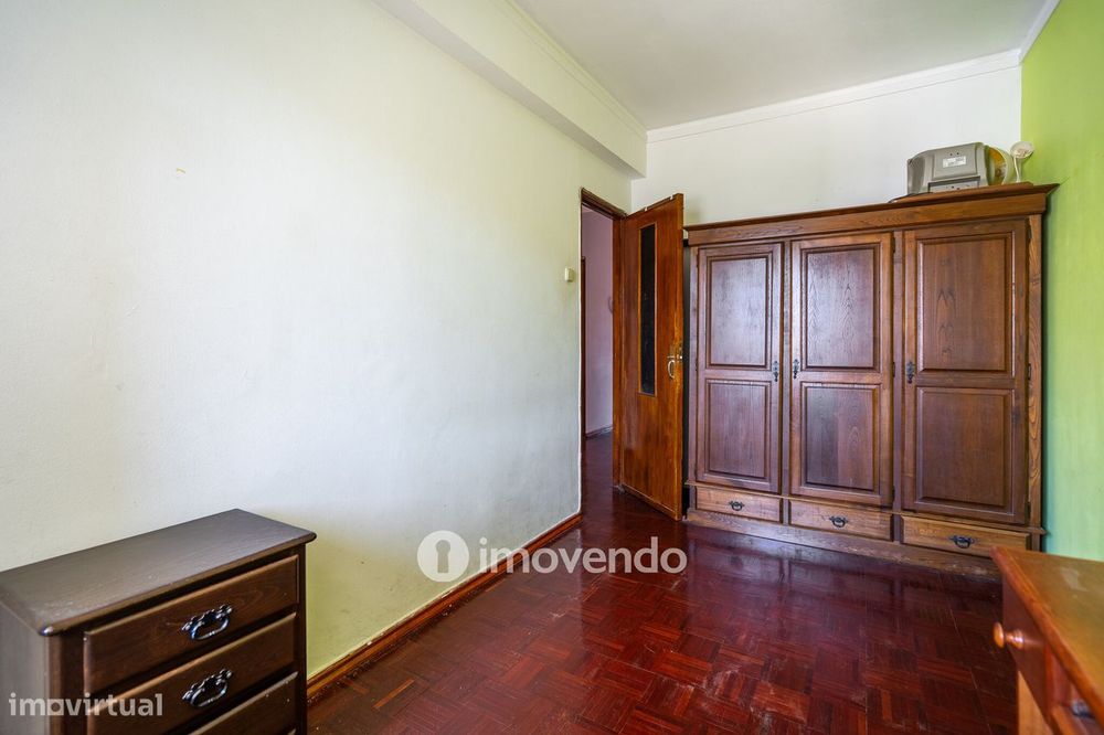 Apartamento T3, com arrecadação e boas áreas, na Estrada da Luz