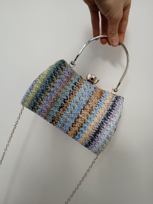 Kolorowa torebka pudełkowa usztywniana do ręki plus lańcuszek