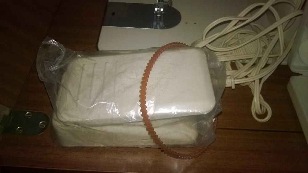 Máquina costura Mellior + móvel + utensílios diversos