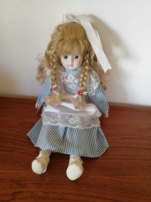 Antiga boneca em porcelana