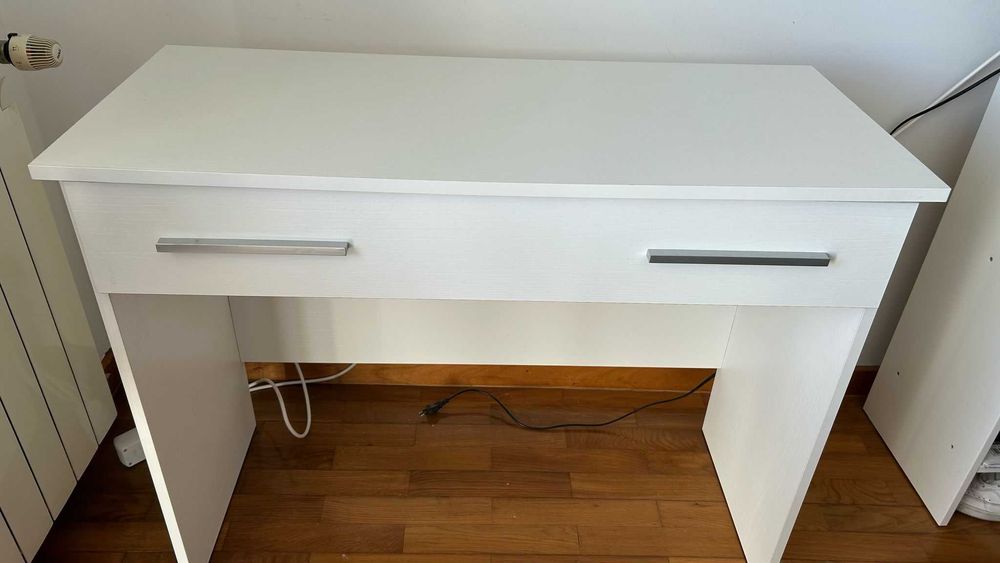 Secretária com gaveta