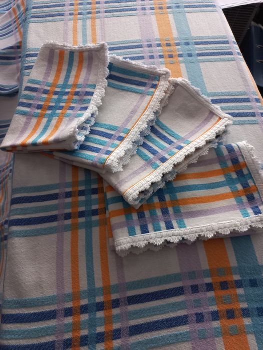 Toalha de mesa oval com 10 guardanapos