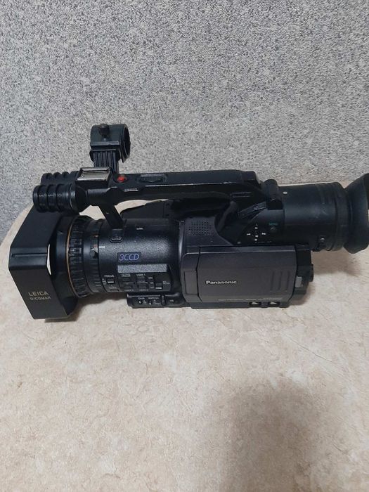 Видеокамера Panasonic DVX100B под ремонт или на запчасти.