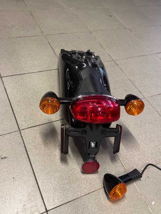 Triumph заднє крило в зборі