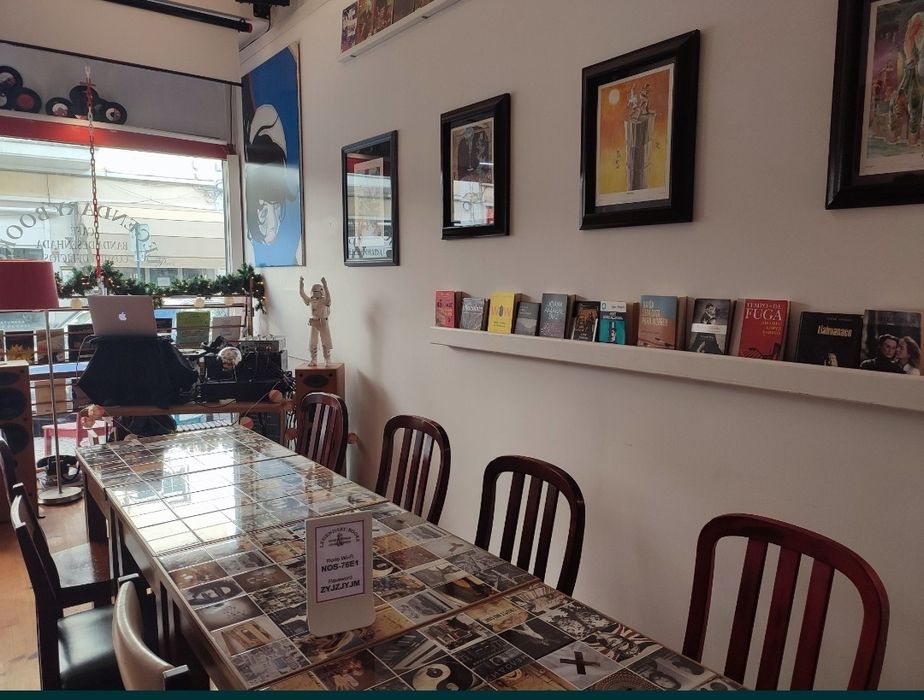 Mesas de Madeira e tampo em azulejos