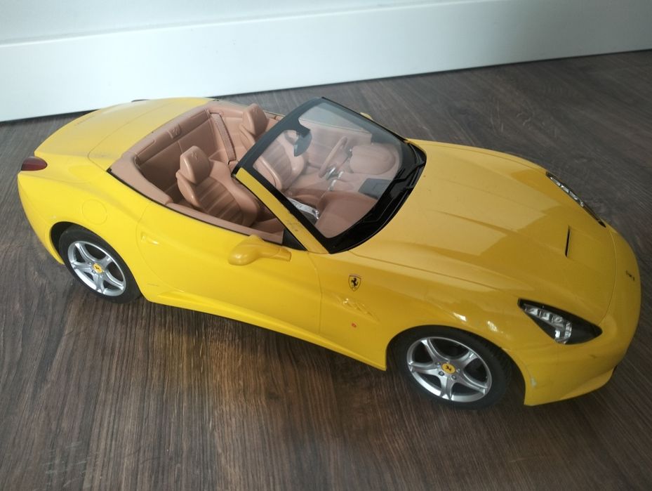 Raster Ferrari Caligornia - samochód zdalnie sterowany.