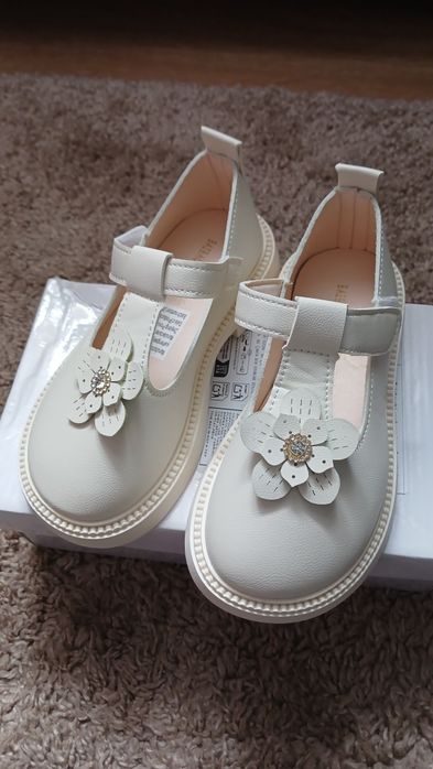 Нові босоніжки для дівчинки