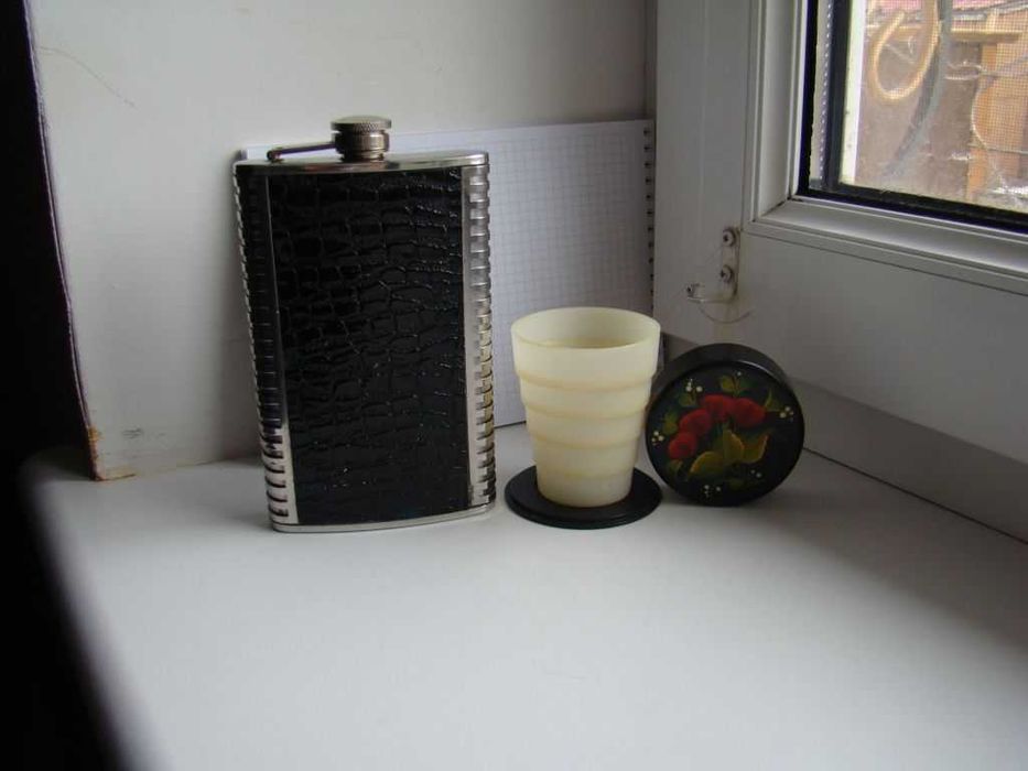 Фляга и раскладной стаканчик.