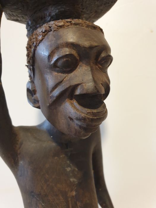 Antiga escultura africana feminina em madeira exotica