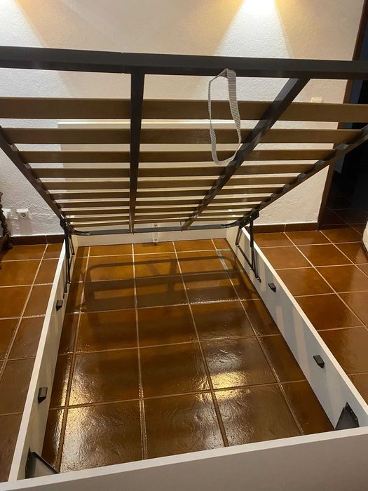 Conjunto cama e mesa de cabeceira novos