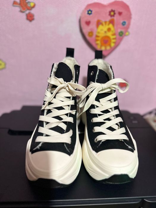 Кеди Converse з високим верхом.
