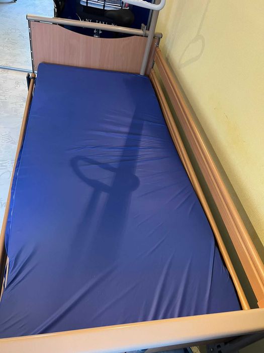 Łóżko rehabilitacyjne elektrycznie regulowane.