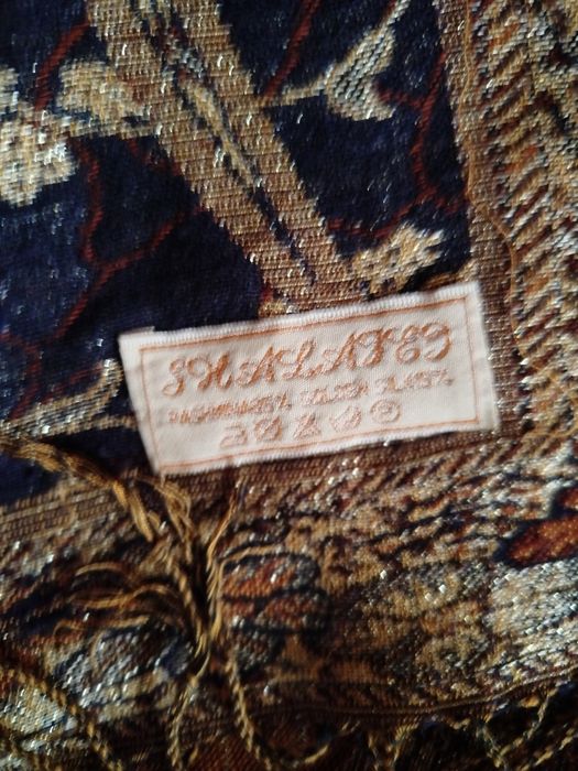 Szal jak Pashmina, używany, przetykany złotą nitką.