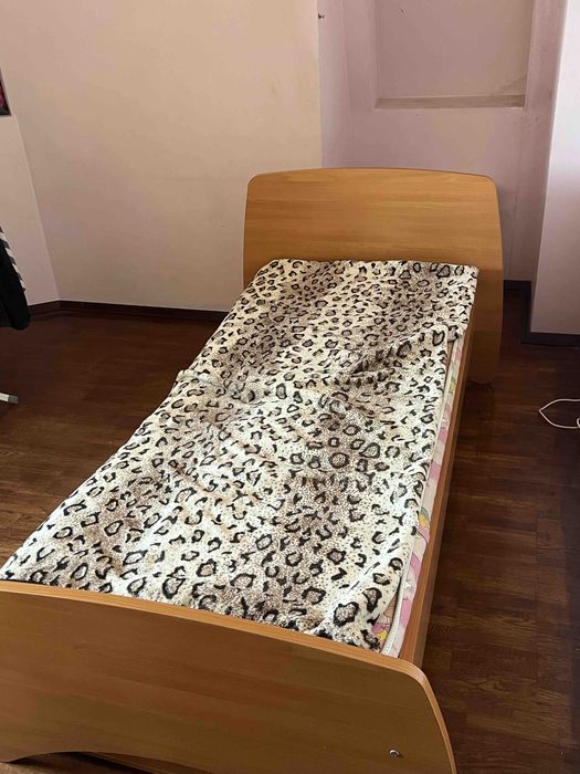 Кровать полуторная Срочно поодам