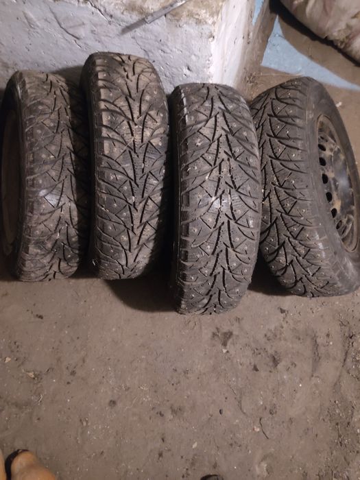 Продам зимову шиповану резину