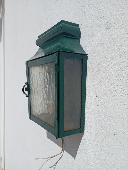 Candeeiros de parede em latão a funcionarem