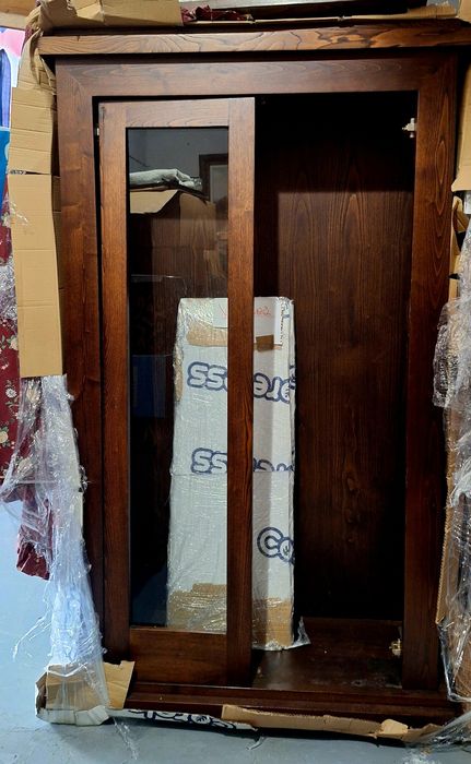 Cristaleira em madeira de castanho com 2 portas