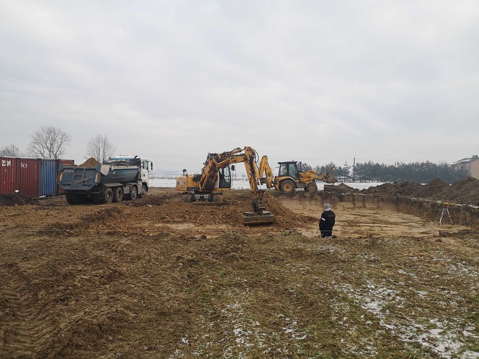 Roboty ziemne/ kruszywa/transport/droga/kamień/czteroośka/koparka