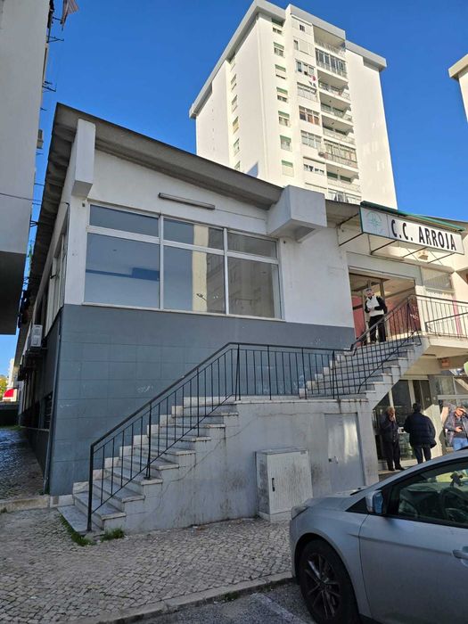 Loja em Arroja com Montra para Estrada