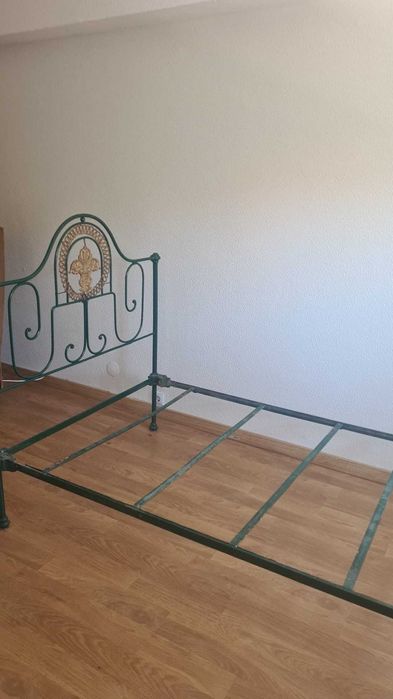 Cama de Ferro Trabalhada 175x42 cm - Como Nova