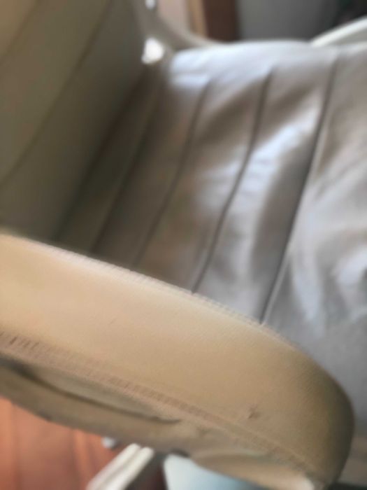 Cadeira de secretária branca em pele