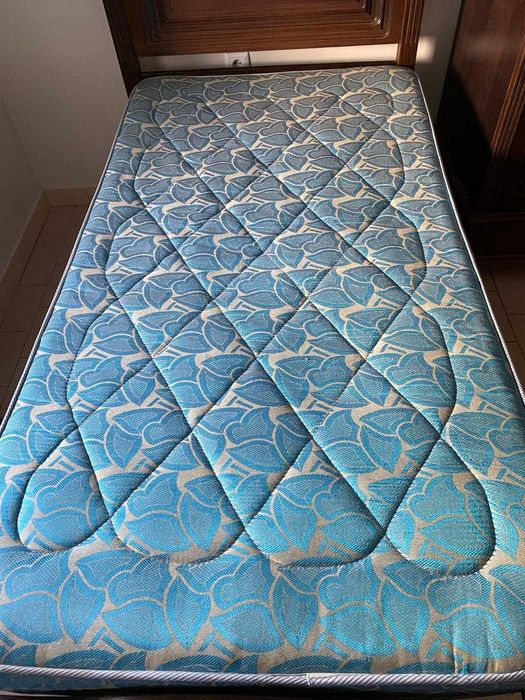 Cama de solteiro com colchão