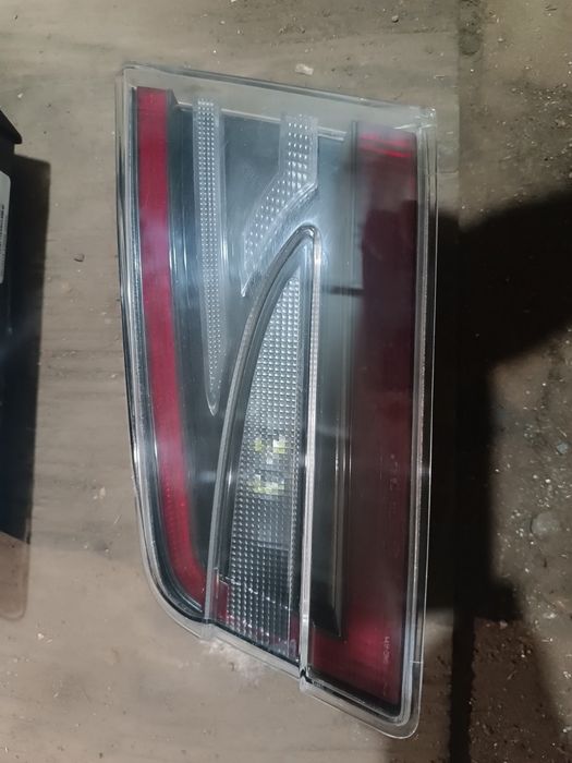 Продам задний оригинальный фонарю на ляду Tesla model S.