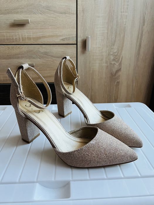 Złote buty na słupku