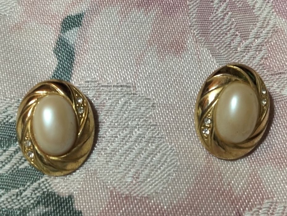 Brincos Vintage Dourados com Pérola Central e Cristais