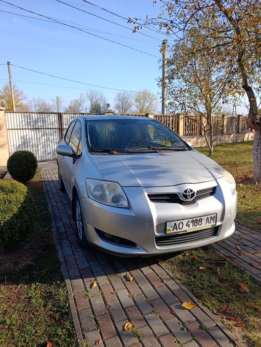 автомобіль toyota auris