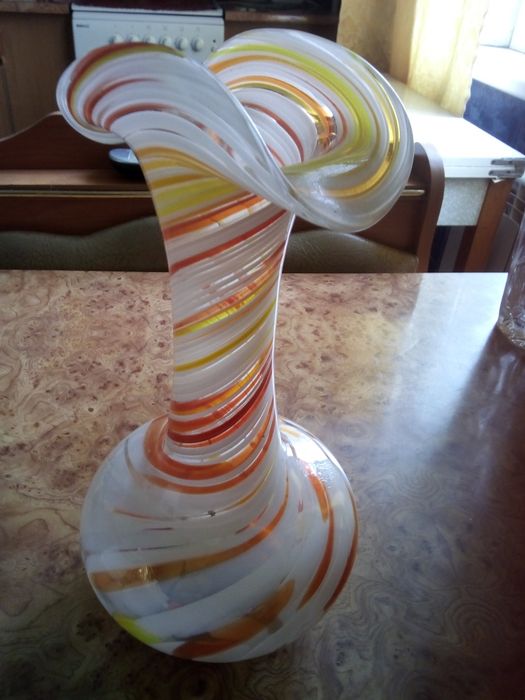 Вазы хрустальная и расписное стекло