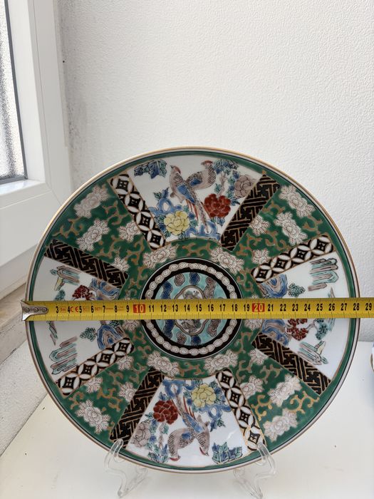 Este artigo é uma requintada peça de porcelana japonesa Imari.