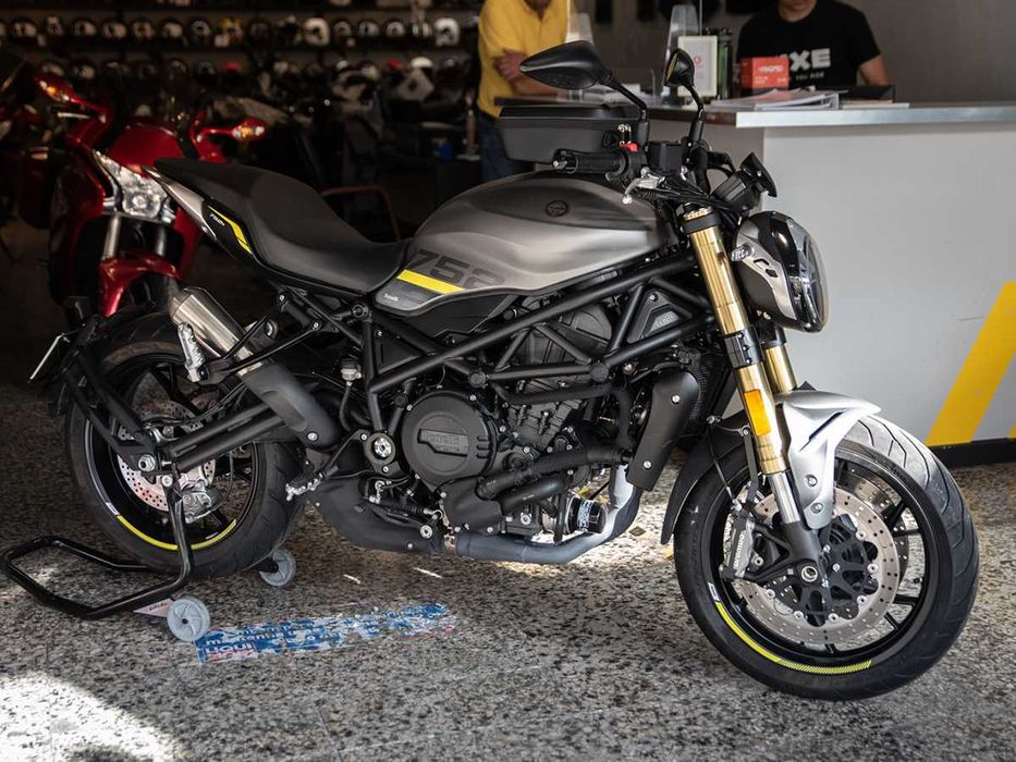 Benelli 752S em estado novo Ano 2024 com 3351 Kms e Extras