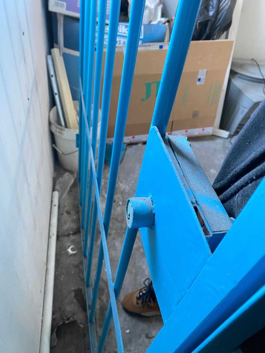 Portão de ferro com dobradiças