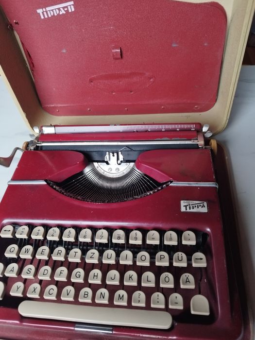 Kolekcja walizkowych maszyn do pisania .Maszyny z lat 70 i 80