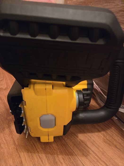 Ланцюгова пила DeWALT DCCS672  під ремонт