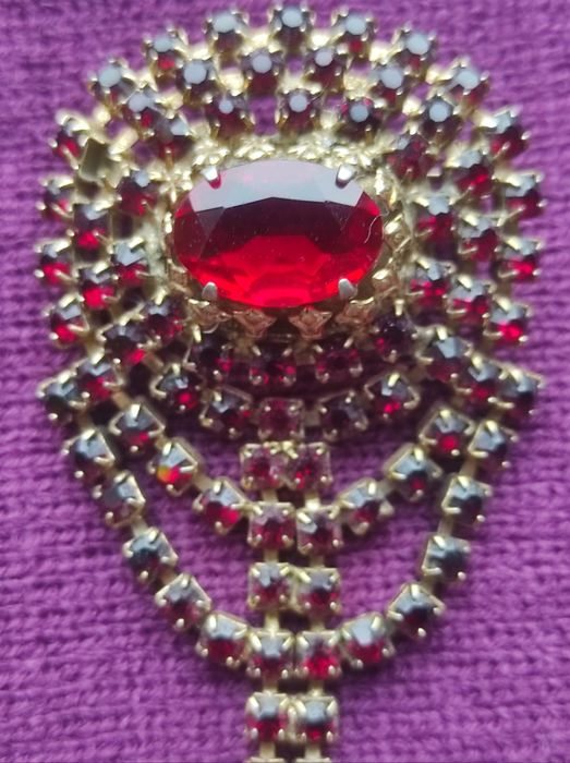 Bardzo ładna czerwona broszka.