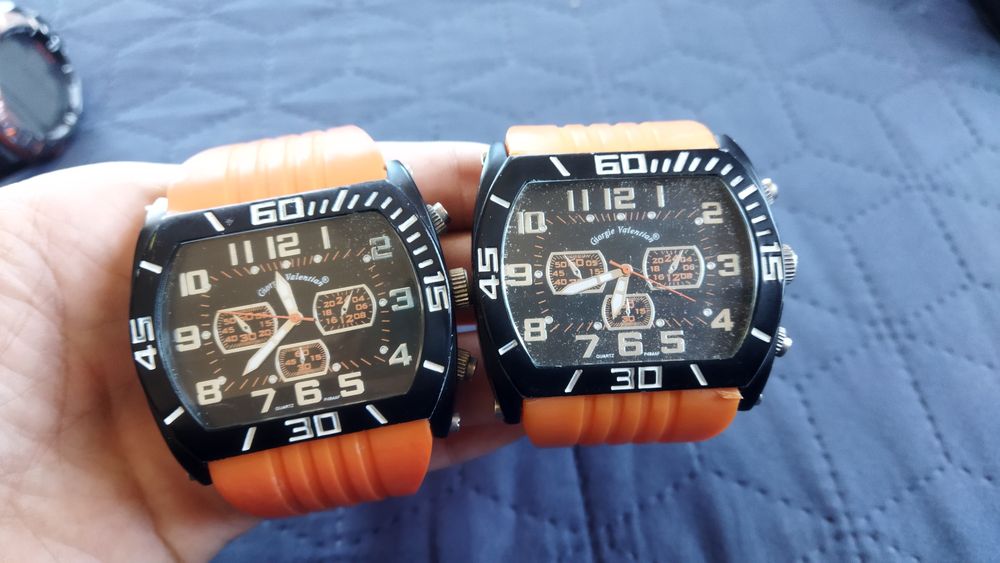 Relogios de cor laranja e preta