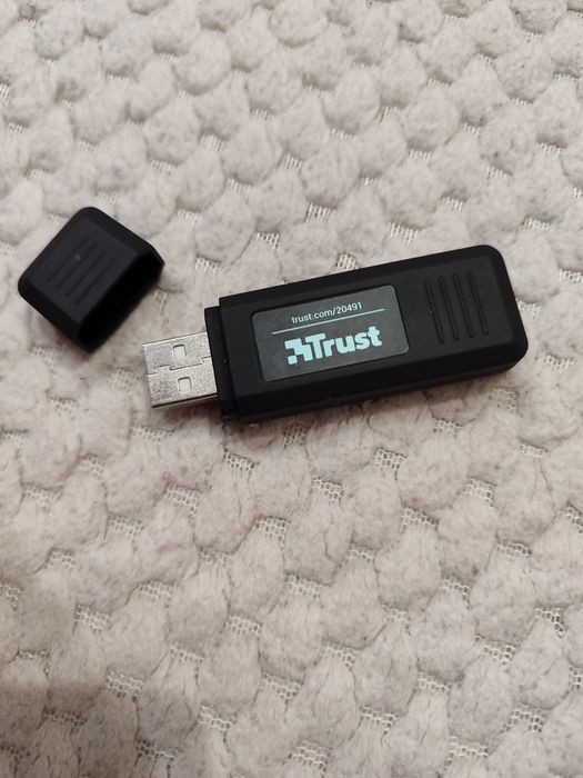 Геймпад Trust "Wireless GamePad GXT 545" в повному комплекті.