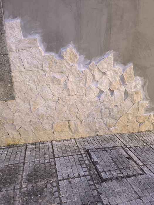 Capas de pedra branco/cinza