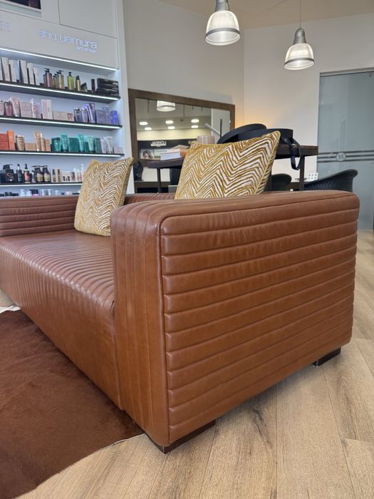 Pouf imbottito con base in legno Sumo