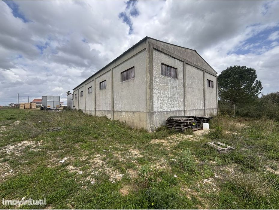 Armazém 320m2a 10 Minutos A1 Cartaxo e 45 Minutos de Lisboa.